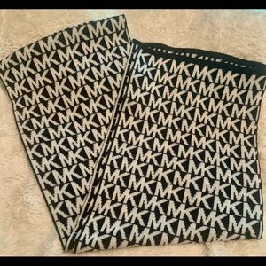 MICHAEL KORS Signature Logo Black & White Acrylic Scarf